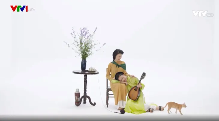 MC Phí Linh, Hồng Nhung diện các mẫu áo dài trong 100 năm qua - Ảnh 12. MC Phí Linh, Hồng Nhung diện các mẫu áo dài trong 100 năm qua - Ảnh 12.