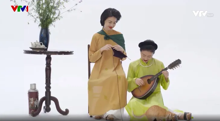 MC Phí Linh, Hồng Nhung diện các mẫu áo dài trong 100 năm qua - Ảnh 11. MC Phí Linh, Hồng Nhung diện các mẫu áo dài trong 100 năm qua - Ảnh 11.