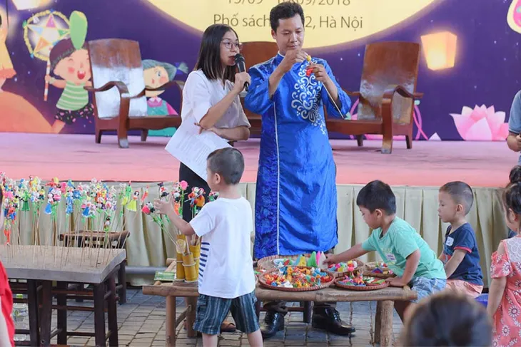Đầu xuân thắp lửa tình yêu với tò he cho trẻ - Ảnh 2. Đầu xuân thắp lửa tình yêu với tò he cho trẻ - Ảnh 2.