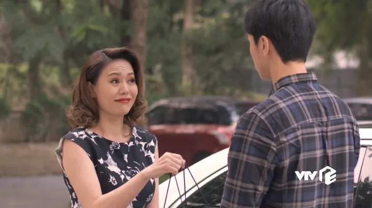 Những cô gái trong thành phố - Tập 20: Tùng được nữ đại gia chăn dắt, đưa vào thế giới giàu sang - Ảnh 3. Những cô gái trong thành phố - Tập 20: Tùng được nữ đại gia chăn dắt, đưa vào thế giới giàu sang - Ảnh 3.