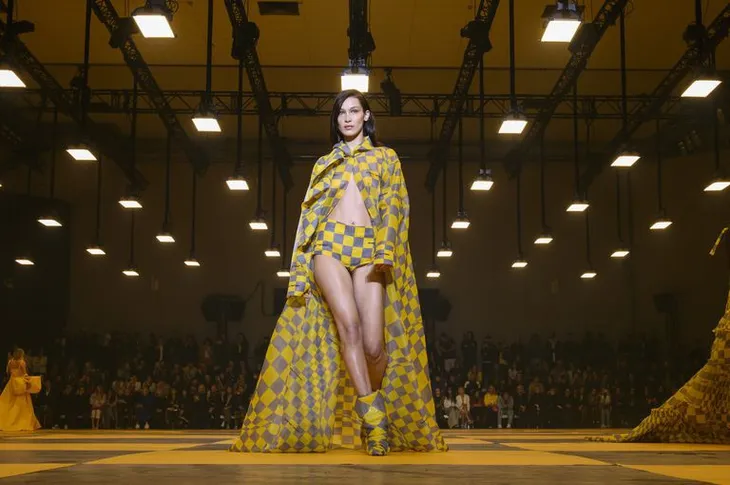 Mặc dù sốt cao, Bella Hadid vẫn đẹp rạng ngời trên sàn diễn - Ảnh 2. Mặc dù sốt cao, Bella Hadid vẫn đẹp rạng ngời trên sàn diễn - Ảnh 2.