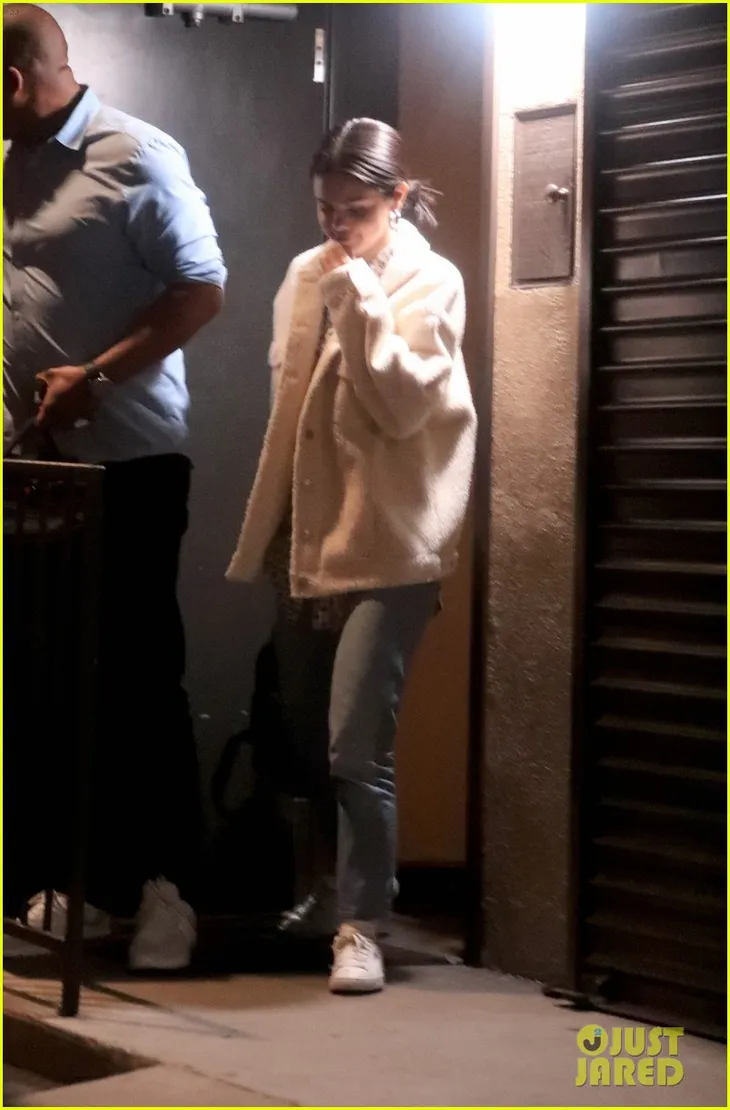 Trong khi Justin Bieber vùi mình trong hôn nhân, Selena Gomez đang làm việc rất chăm chỉ - Ảnh 1. Trong khi Justin Bieber vùi mình trong hôn nhân, Selena Gomez đang làm việc rất chăm chỉ - Ảnh 1.