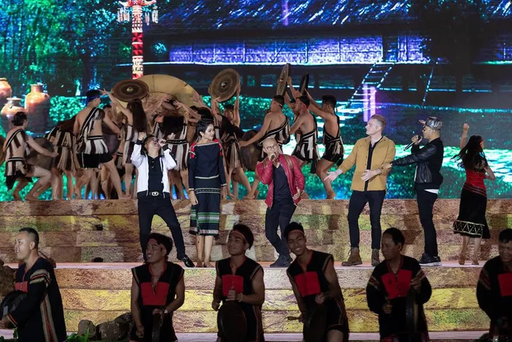 H’Hen Niê ngồi xe công nông, nói tiếng Ê Đê tại khai mạc Lễ hội Cà phê Buôn Ma Thuột 2019 - Ảnh 2. H’Hen Niê ngồi xe công nông, nói tiếng Ê Đê tại khai mạc Lễ hội Cà phê Buôn Ma Thuột 2019 - Ảnh 2.