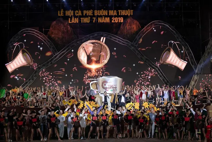 H’Hen Niê ngồi xe công nông, nói tiếng Ê Đê tại khai mạc Lễ hội Cà phê Buôn Ma Thuột 2019 - Ảnh 3. H’Hen Niê ngồi xe công nông, nói tiếng Ê Đê tại khai mạc Lễ hội Cà phê Buôn Ma Thuột 2019 - Ảnh 3.