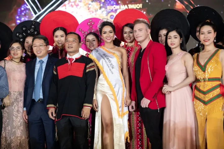 H’Hen Niê ngồi xe công nông, nói tiếng Ê Đê tại khai mạc Lễ hội Cà phê Buôn Ma Thuột 2019 - Ảnh 4. H’Hen Niê ngồi xe công nông, nói tiếng Ê Đê tại khai mạc Lễ hội Cà phê Buôn Ma Thuột 2019 - Ảnh 4.