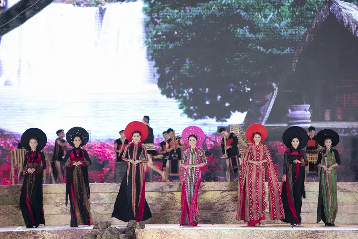 Hoa hậu H’Hen Nie cùng dàn sao hội ngộ tại Lễ hội cà phê Tây Nguyên - Ảnh 5. Hoa hậu H’Hen Nie cùng dàn sao hội ngộ tại Lễ hội cà phê Tây Nguyên - Ảnh 5.