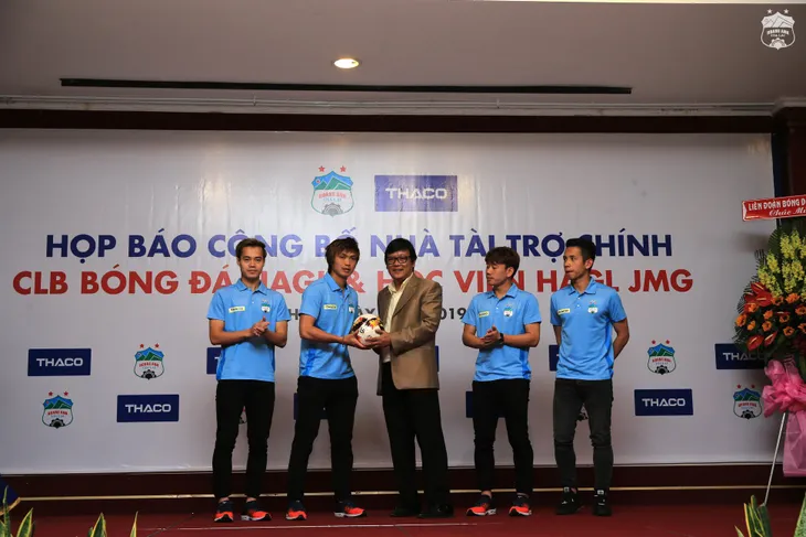 CLB Hoàng Anh Gia Lai giới thiệu nhà tài trợ của mùa giải mới - Ảnh 2. CLB Hoàng Anh Gia Lai giới thiệu nhà tài trợ của mùa giải mới - Ảnh 2.