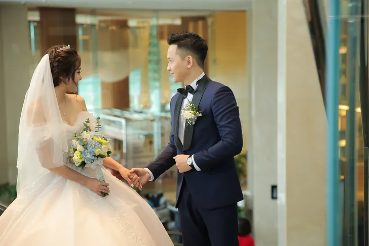 Những khoảnh khắc ngọt ngào tại đám cưới của MC Hoàng Quân - Ảnh 2. Những khoảnh khắc ngọt ngào tại đám cưới của MC Hoàng Quân - Ảnh 2.
