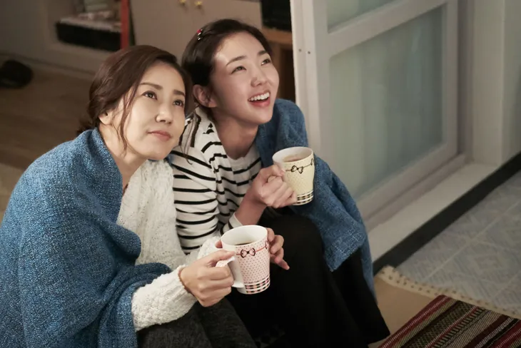 Mỹ nhân Yoo Ho Jeong trở lại màn ảnh với vai diễn người mẹ đơn thân đầy kiêu hãnh - Ảnh 2. Mỹ nhân Yoo Ho Jeong trở lại màn ảnh với vai diễn người mẹ đơn thân đầy kiêu hãnh - Ảnh 2.