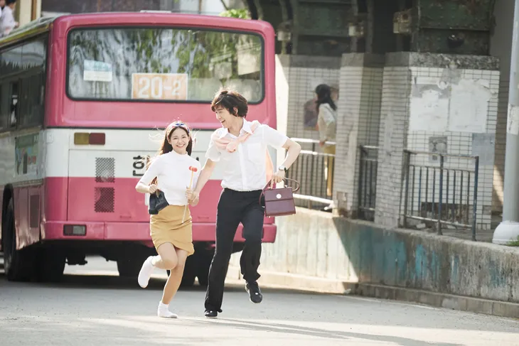 Mỹ nhân Yoo Ho Jeong trở lại màn ảnh với vai diễn người mẹ đơn thân đầy kiêu hãnh - Ảnh 3. Mỹ nhân Yoo Ho Jeong trở lại màn ảnh với vai diễn người mẹ đơn thân đầy kiêu hãnh - Ảnh 3.
