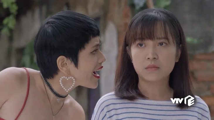 Những cô gái trong thành phố - Tập 24: Chưa kịp vui mừng vì Lâm tặng điện thoại mới, Lan đã bị Ly xúc phạm quá đáng - Ảnh 4. Những cô gái trong thành phố - Tập 24: Chưa kịp vui mừng vì Lâm tặng điện thoại mới, Lan đã bị Ly xúc phạm quá đáng - Ảnh 4.