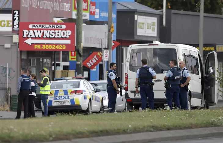 Xả súng tại nhà thờ Hồi giáo ở New Zealand: Thủ tướng Jacinda Ardern xác nhận 40 người đã thiệt mạng - Ảnh 2. Xả súng tại nhà thờ Hồi giáo ở New Zealand: Thủ tướng Jacinda Ardern xác nhận 40 người đã thiệt mạng - Ảnh 2.