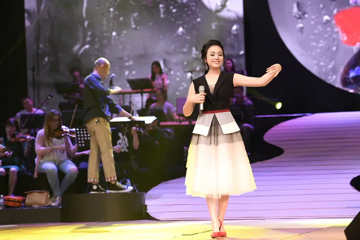 Tân Nhàn gây tò mò khi “nhá hàng” hát “Cô Đôi Thượng Ngàn” trong liveshow Trở về - Ảnh 5. Tân Nhàn gây tò mò khi “nhá hàng” hát “Cô Đôi Thượng Ngàn” trong liveshow Trở về - Ảnh 5.