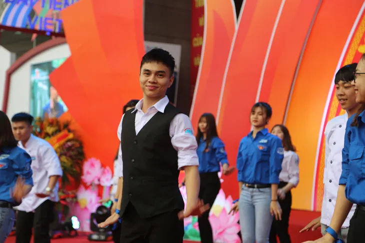Sinh viên các trường ĐH - CĐ quẩy hết mình tại Hội báo toàn quốc 2019 - Ảnh 9. Sinh viên các trường ĐH - CĐ quẩy hết mình tại Hội báo toàn quốc 2019 - Ảnh 9.