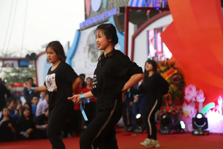 Sinh viên các trường ĐH - CĐ quẩy hết mình tại Hội báo toàn quốc 2019 - Ảnh 7. Sinh viên các trường ĐH - CĐ quẩy hết mình tại Hội báo toàn quốc 2019 - Ảnh 7.
