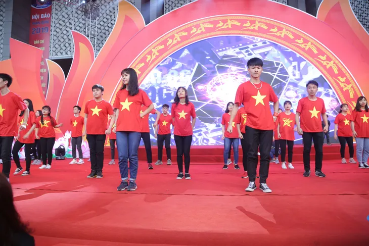 Sinh viên các trường ĐH - CĐ quẩy hết mình tại Hội báo toàn quốc 2019 - Ảnh 5. Sinh viên các trường ĐH - CĐ quẩy hết mình tại Hội báo toàn quốc 2019 - Ảnh 5.