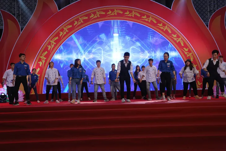 Sinh viên các trường ĐH - CĐ quẩy hết mình tại Hội báo toàn quốc 2019 - Ảnh 1. Sinh viên các trường ĐH - CĐ quẩy hết mình tại Hội báo toàn quốc 2019 - Ảnh 1.