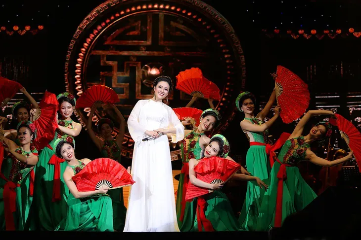 Tân Nhàn khiến khán giả ngỡ ngàng vì tài biến hóa trong liveshow Trở về - Ảnh 8. Tân Nhàn khiến khán giả ngỡ ngàng vì tài biến hóa trong liveshow Trở về - Ảnh 8.