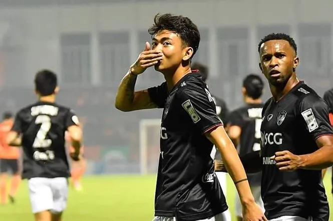 Văn Lâm giữ vững phong độ, Muangthong United thắng trận thứ 2 liên tiếp - Ảnh 1. Văn Lâm giữ vững phong độ, Muangthong United thắng trận thứ 2 liên tiếp - Ảnh 1.