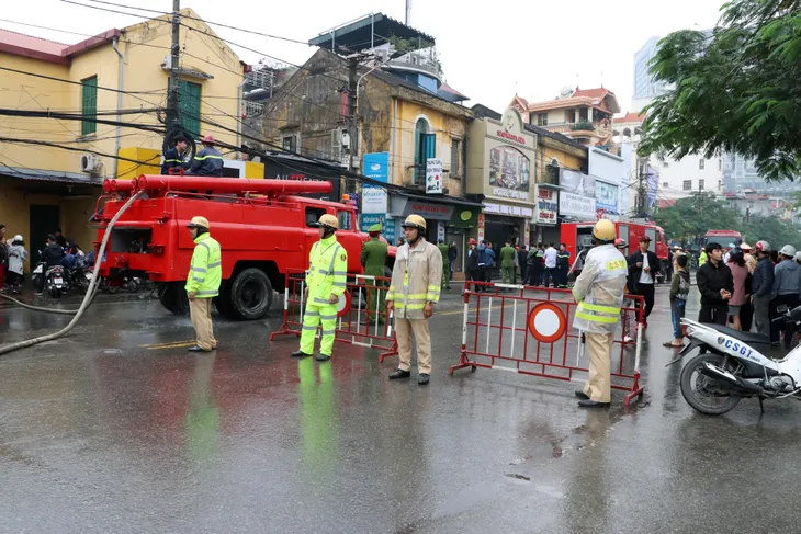 Cháy lớn ở Hải Phòng: Khách sạn bị thiêu rụi, nữ nạn nhân tử vong do ngạt khói - Ảnh 2. Cháy lớn ở Hải Phòng: Khách sạn bị thiêu rụi, nữ nạn nhân tử vong do ngạt khói - Ảnh 2.