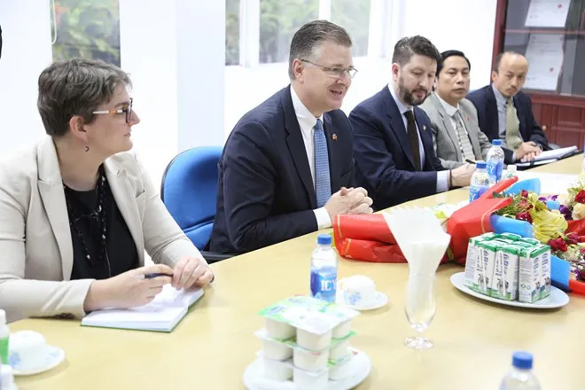 Đại sứ quán Mỹ tới thăm và làm việc với Vinamilk tại nhà máy Sữa Nghệ An - Ảnh 1. Đại sứ quán Mỹ tới thăm và làm việc với Vinamilk tại nhà máy Sữa Nghệ An - Ảnh 1.