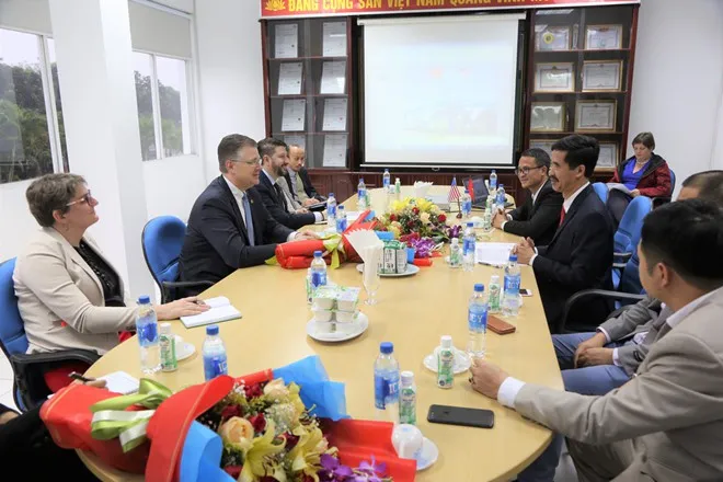 Đại sứ quán Mỹ tới thăm và làm việc với Vinamilk tại nhà máy Sữa Nghệ An - Ảnh 2. Đại sứ quán Mỹ tới thăm và làm việc với Vinamilk tại nhà máy Sữa Nghệ An - Ảnh 2.