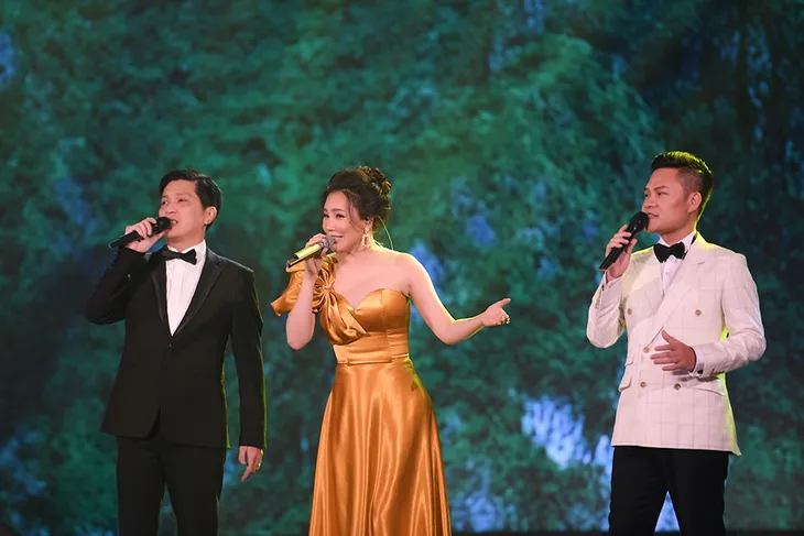 Gala Sao Mai trở về đất mỏ: Đêm hội tụ của những trái tim yêu âm nhạc - Ảnh 4. Gala Sao Mai trở về đất mỏ: Đêm hội tụ của những trái tim yêu âm nhạc - Ảnh 4.
