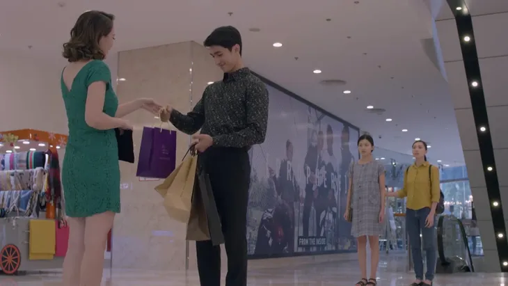 Những cô gái trong thành phố - Tập 25: Mai sốc nặng bắt gặp Tùng xúng xính bên nữ đại gia - Ảnh 1. Những cô gái trong thành phố - Tập 25: Mai sốc nặng bắt gặp Tùng xúng xính bên nữ đại gia - Ảnh 1.