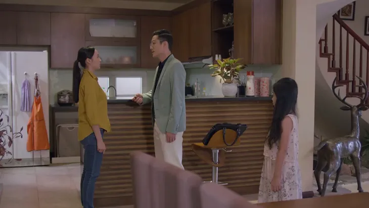 Những cô gái trong thành phố - Tập 25: Mai sốc nặng bắt gặp Tùng xúng xính bên nữ đại gia - Ảnh 4. Những cô gái trong thành phố - Tập 25: Mai sốc nặng bắt gặp Tùng xúng xính bên nữ đại gia - Ảnh 4.