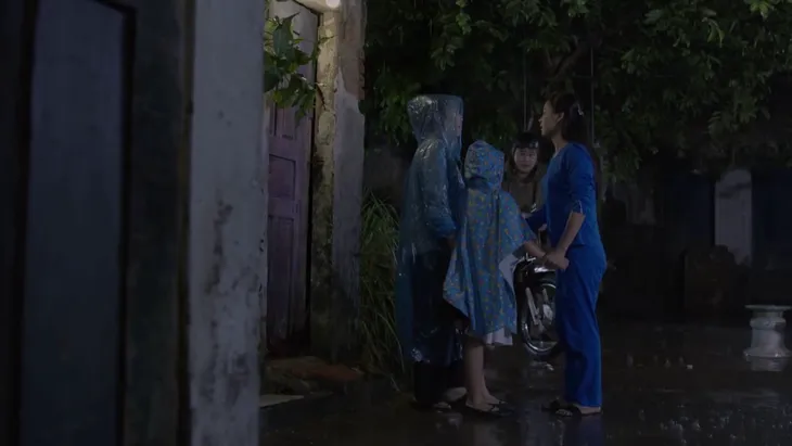 Những cô gái trong thành phố - Tập 25: Mai sốc nặng bắt gặp Tùng xúng xính bên nữ đại gia - Ảnh 5. Những cô gái trong thành phố - Tập 25: Mai sốc nặng bắt gặp Tùng xúng xính bên nữ đại gia - Ảnh 5.