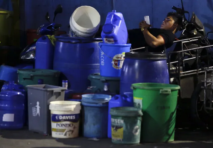 Khoảng 12 triệu người dân Manila, Philippines thiếu nước sạch - Ảnh 2. Khoảng 12 triệu người dân Manila, Philippines thiếu nước sạch - Ảnh 2.