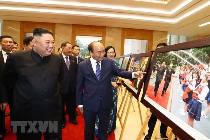 Thủ tướng và Chủ tịch Triều Tiên tham quan trưng bày ảnh “Quan hệ Việt Nam - Triều Tiên” - Ảnh 4. Thủ tướng và Chủ tịch Triều Tiên tham quan trưng bày ảnh “Quan hệ Việt Nam - Triều Tiên” - Ảnh 4.