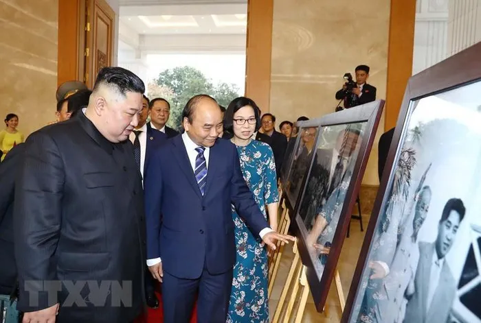 Thủ tướng và Chủ tịch Triều Tiên tham quan trưng bày ảnh “Quan hệ Việt Nam - Triều Tiên” - Ảnh 3. Thủ tướng và Chủ tịch Triều Tiên tham quan trưng bày ảnh “Quan hệ Việt Nam - Triều Tiên” - Ảnh 3.