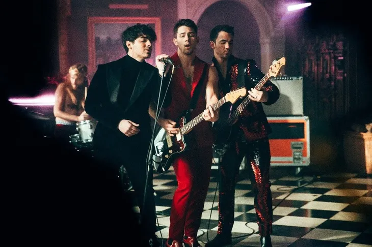 Tung MV mới, cựu ngôi sao Disney Jonas Brothers chính thức trở lại - Ảnh 2. Tung MV mới, cựu ngôi sao Disney Jonas Brothers chính thức trở lại - Ảnh 2.