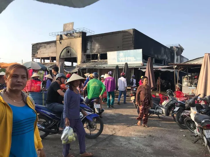 Cháy chợ tại Kiên Giang, nhiều gian hàng bị thiệt hại - Ảnh 1. Cháy chợ tại Kiên Giang, nhiều gian hàng bị thiệt hại - Ảnh 1.