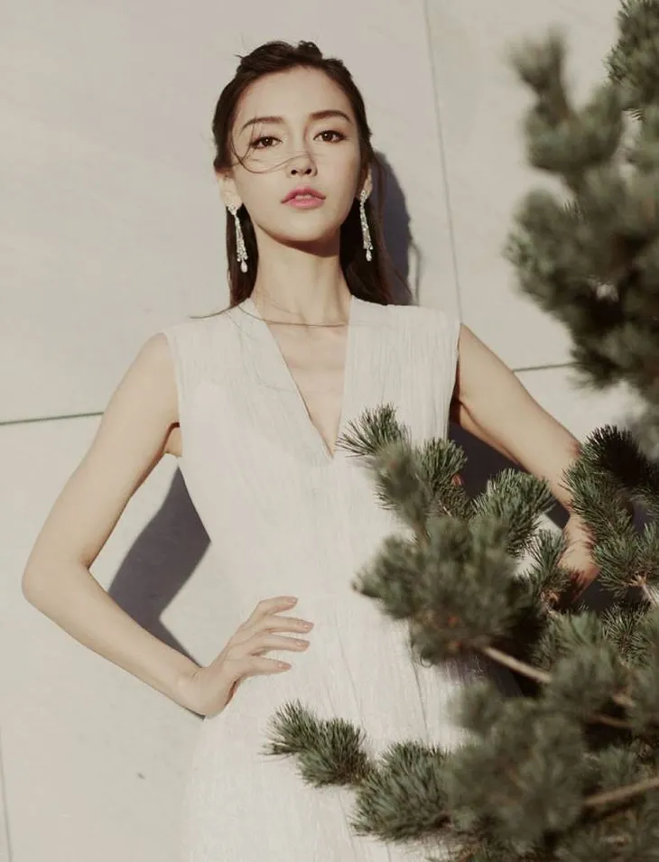 Angelababy khoe ảnh xinh đẹp nhưng fan vẫn soi ra chi tiết này - Ảnh 5. Angelababy khoe ảnh xinh đẹp nhưng fan vẫn soi ra chi tiết này - Ảnh 5.