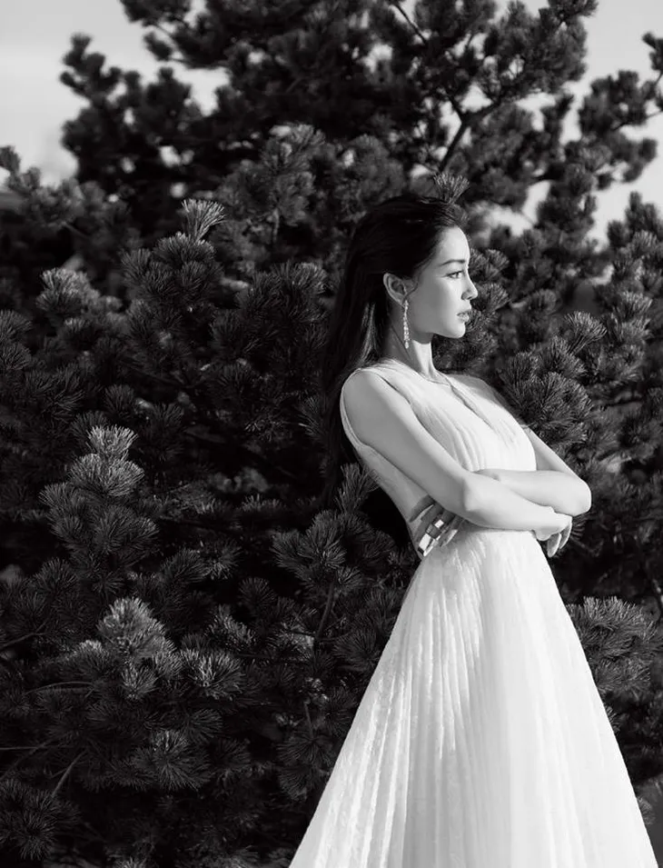 Angelababy khoe ảnh xinh đẹp nhưng fan vẫn soi ra chi tiết này - Ảnh 3. Angelababy khoe ảnh xinh đẹp nhưng fan vẫn soi ra chi tiết này - Ảnh 3.