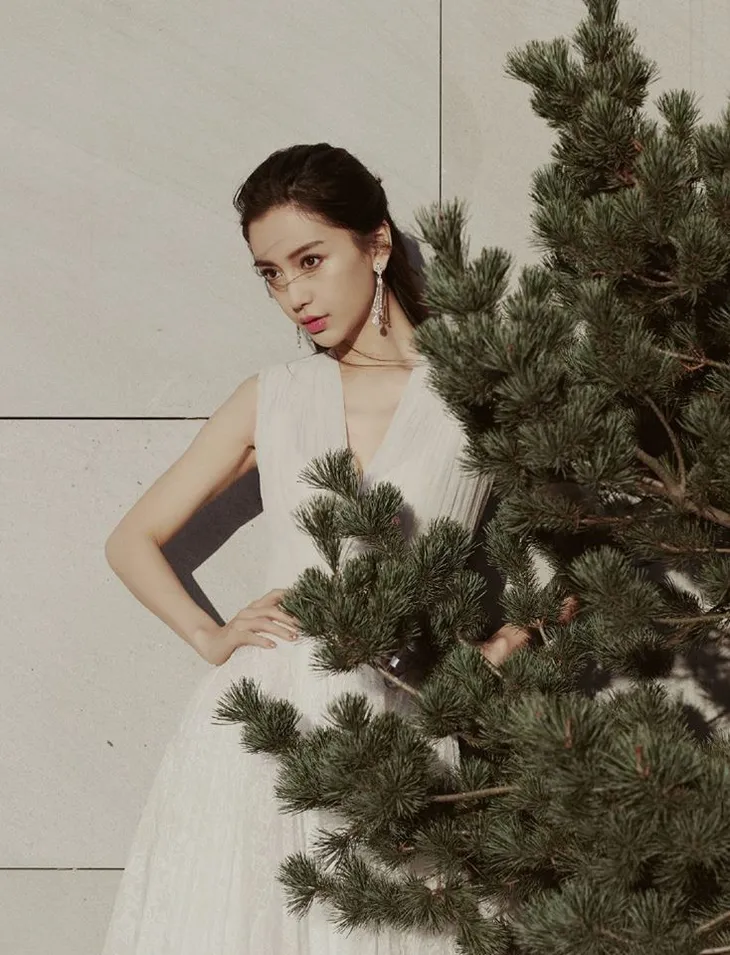 Angelababy khoe ảnh xinh đẹp nhưng fan vẫn soi ra chi tiết này - Ảnh 2. Angelababy khoe ảnh xinh đẹp nhưng fan vẫn soi ra chi tiết này - Ảnh 2.