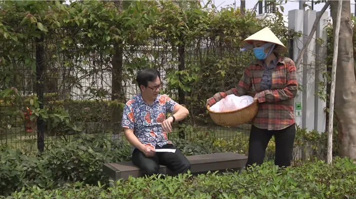 Gia đình 4.0: Chị Chiều (Thanh Hương) cải trang thành bà bán bánh rán, bắt quả tang chồng mang tiền cho gái - Ảnh 3. Gia đình 4.0: Chị Chiều (Thanh Hương) cải trang thành bà bán bánh rán, bắt quả tang chồng mang tiền cho gái - Ảnh 3.