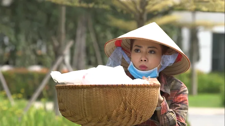 Gia đình 4.0: Chị Chiều (Thanh Hương) cải trang thành bà bán bánh rán, bắt quả tang chồng mang tiền cho gái - Ảnh 4. Gia đình 4.0: Chị Chiều (Thanh Hương) cải trang thành bà bán bánh rán, bắt quả tang chồng mang tiền cho gái - Ảnh 4.
