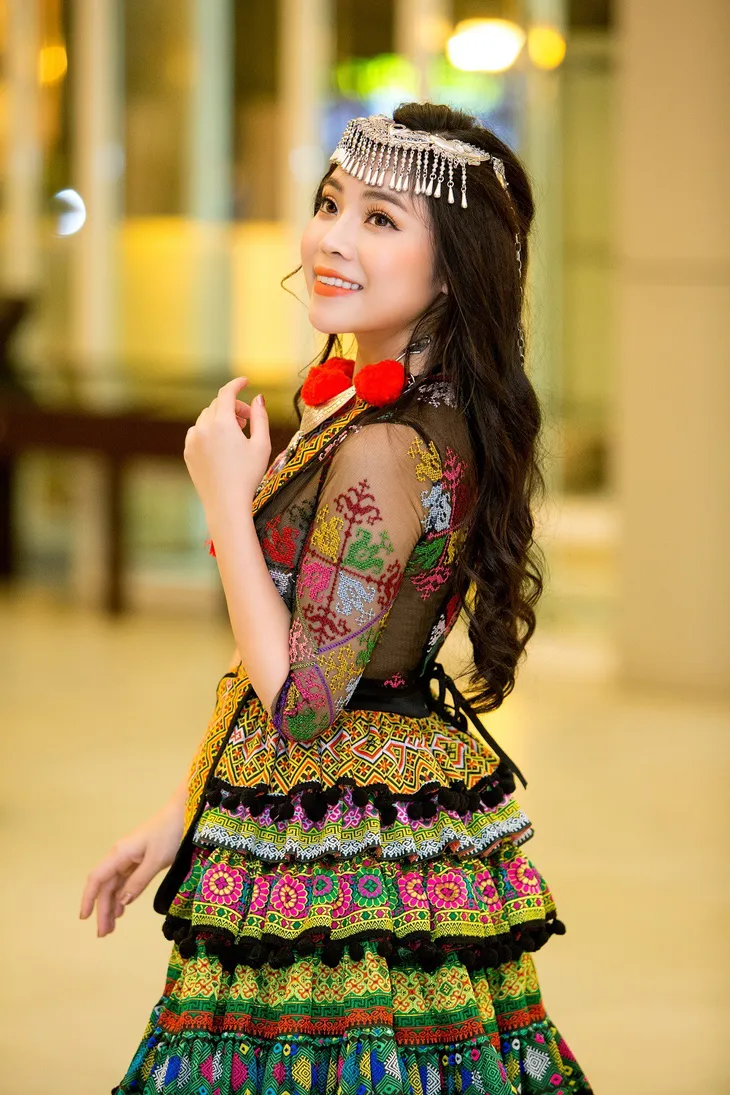 Sao mai Mai Diệu Ly hoá cô gái HMông xinh đẹp với trang phục nặng gần 10kg - Ảnh 7. Sao mai Mai Diệu Ly hoá cô gái HMông xinh đẹp với trang phục nặng gần 10kg - Ảnh 7.