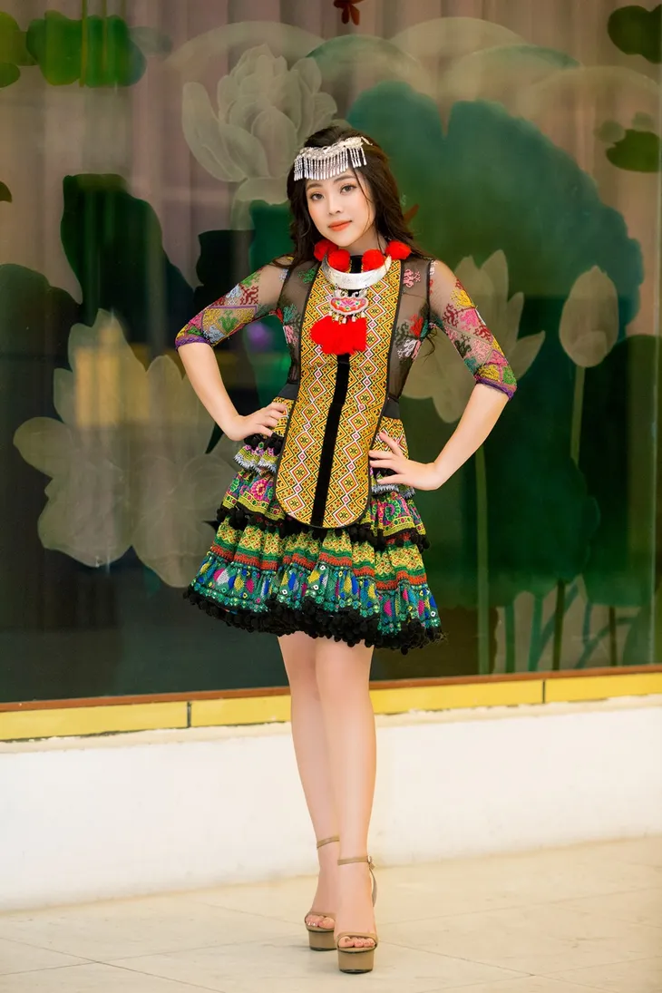 Sao mai Mai Diệu Ly hoá cô gái HMông xinh đẹp với trang phục nặng gần 10kg - Ảnh 2. Sao mai Mai Diệu Ly hoá cô gái HMông xinh đẹp với trang phục nặng gần 10kg - Ảnh 2.