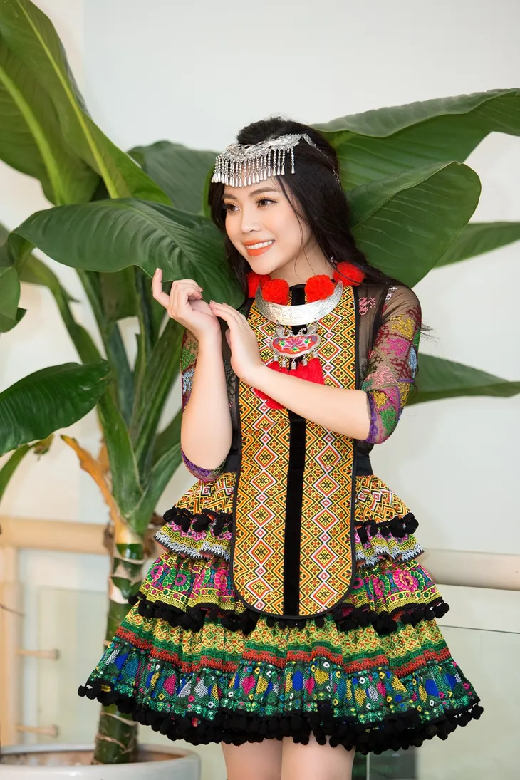 Sao mai Mai Diệu Ly hoá cô gái HMông xinh đẹp với trang phục nặng gần 10kg - Ảnh 3. Sao mai Mai Diệu Ly hoá cô gái HMông xinh đẹp với trang phục nặng gần 10kg - Ảnh 3.