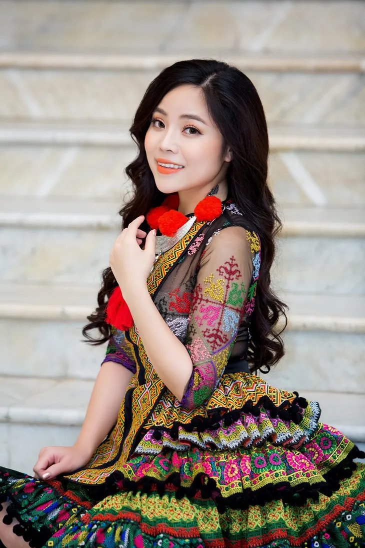 Sao mai Mai Diệu Ly hoá cô gái HMông xinh đẹp với trang phục nặng gần 10kg - Ảnh 4. Sao mai Mai Diệu Ly hoá cô gái HMông xinh đẹp với trang phục nặng gần 10kg - Ảnh 4.