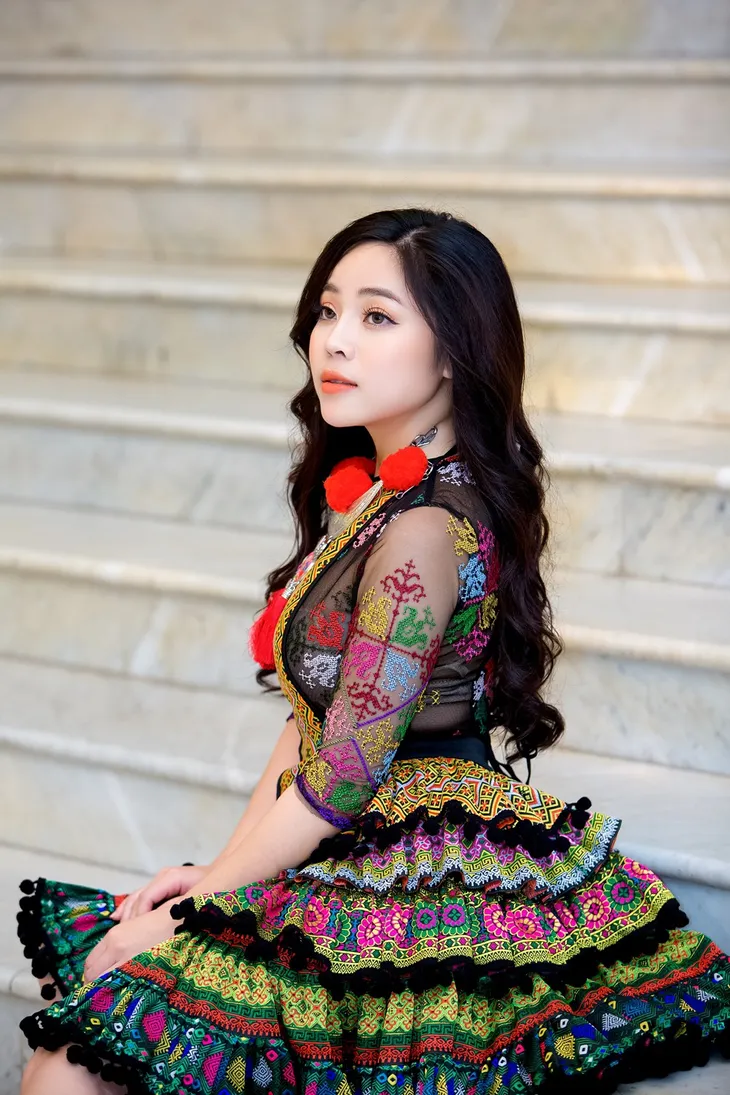 Sao mai Mai Diệu Ly hoá cô gái HMông xinh đẹp với trang phục nặng gần 10kg - Ảnh 11. Sao mai Mai Diệu Ly hoá cô gái HMông xinh đẹp với trang phục nặng gần 10kg - Ảnh 11.