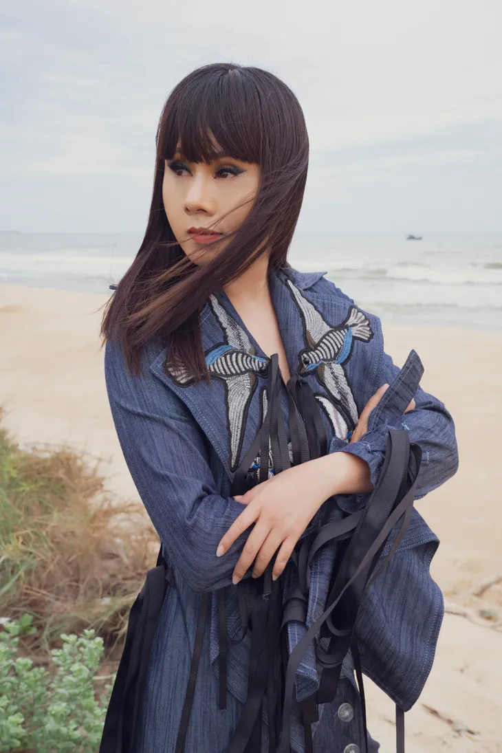 Hoa hậu Hằng Nguyễn diện đồ “country rock” tự thiết kế dạo biển Quy Nhơn - Ảnh 2. Hoa hậu Hằng Nguyễn diện đồ “country rock” tự thiết kế dạo biển Quy Nhơn - Ảnh 2.