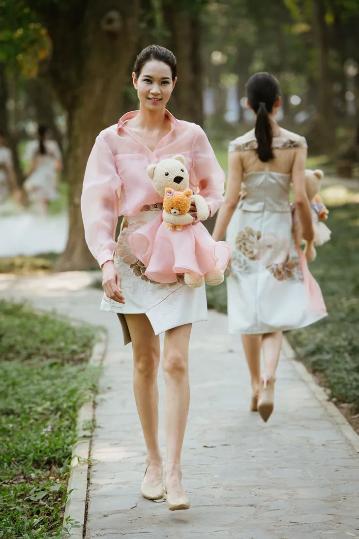 Dàn người mẫu gây chú ý khi ôm gấu bông trình diễn BST mới của Cao Minh Tiến - Ảnh 5. Dàn người mẫu gây chú ý khi ôm gấu bông trình diễn BST mới của Cao Minh Tiến - Ảnh 5.