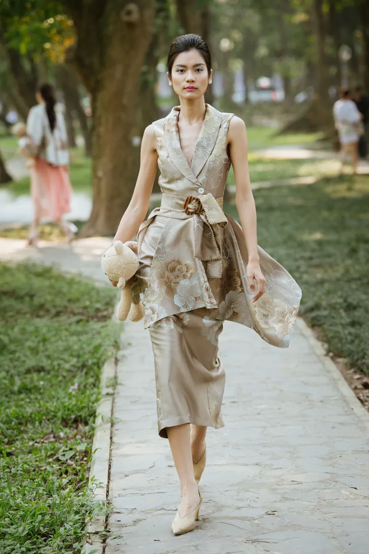 Dàn người mẫu gây chú ý khi ôm gấu bông trình diễn BST mới của Cao Minh Tiến - Ảnh 4. Dàn người mẫu gây chú ý khi ôm gấu bông trình diễn BST mới của Cao Minh Tiến - Ảnh 4.