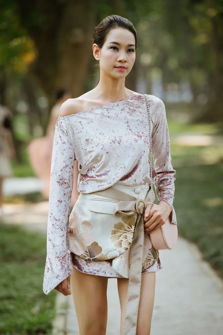 Dàn người mẫu gây chú ý khi ôm gấu bông trình diễn BST mới của Cao Minh Tiến - Ảnh 9. Dàn người mẫu gây chú ý khi ôm gấu bông trình diễn BST mới của Cao Minh Tiến - Ảnh 9.