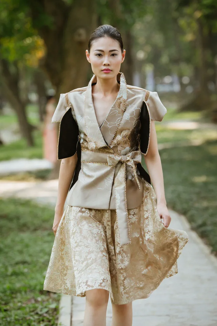 Dàn người mẫu gây chú ý khi ôm gấu bông trình diễn BST mới của Cao Minh Tiến - Ảnh 8. Dàn người mẫu gây chú ý khi ôm gấu bông trình diễn BST mới của Cao Minh Tiến - Ảnh 8.